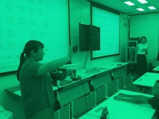 コンピュータ制御の照明下での実験