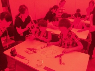 コンピュータ制御の照明下での実験