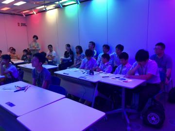 コンピュータ制御の照明下での実験