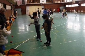 児童が自由に遊んでいます。