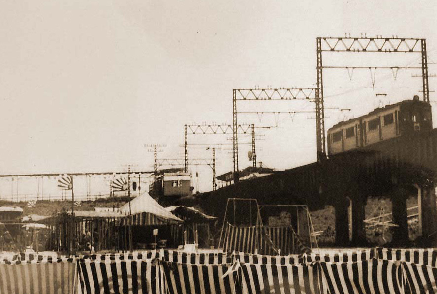 木津川水泳場に臨時で設けられた駅舎の写真