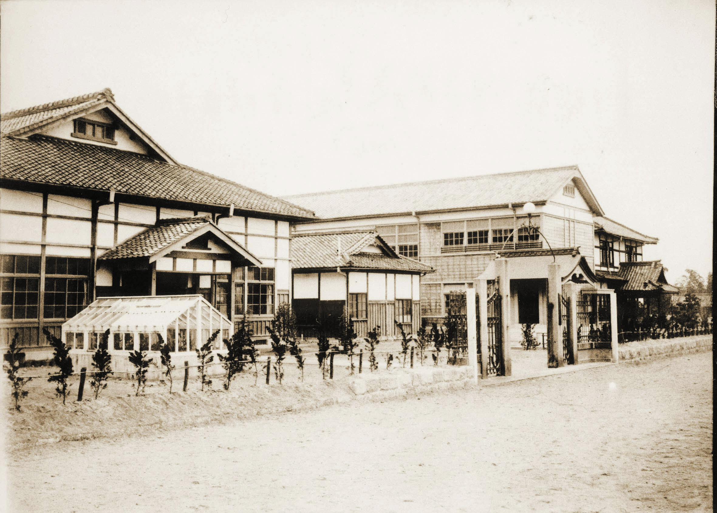 大住尋常小学校の校舎の写真