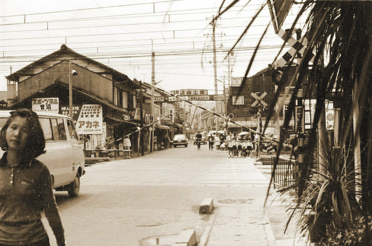 近鉄新田辺駅前踏切の写真（西向き）