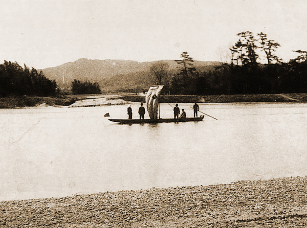 手原川に浮かぶ観光船の写真