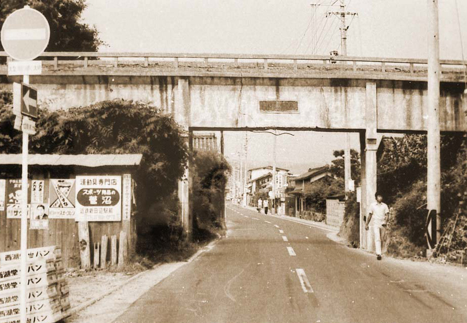 田辺高校前のかつて天井川だった馬坂川の写真