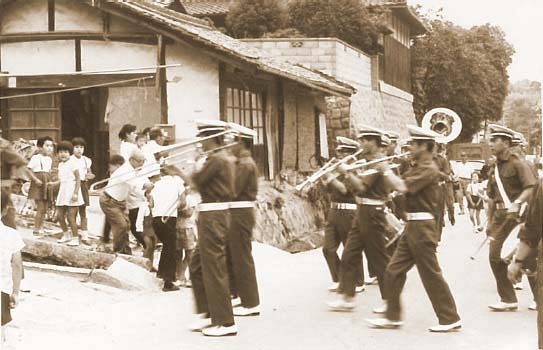 打田地区での警察音楽隊によるパレード