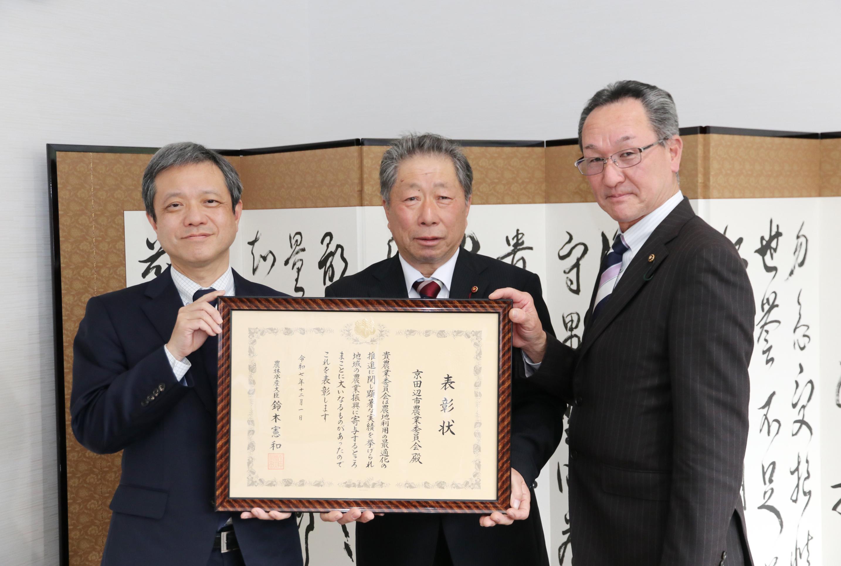 表彰伝達式写真（市役所）