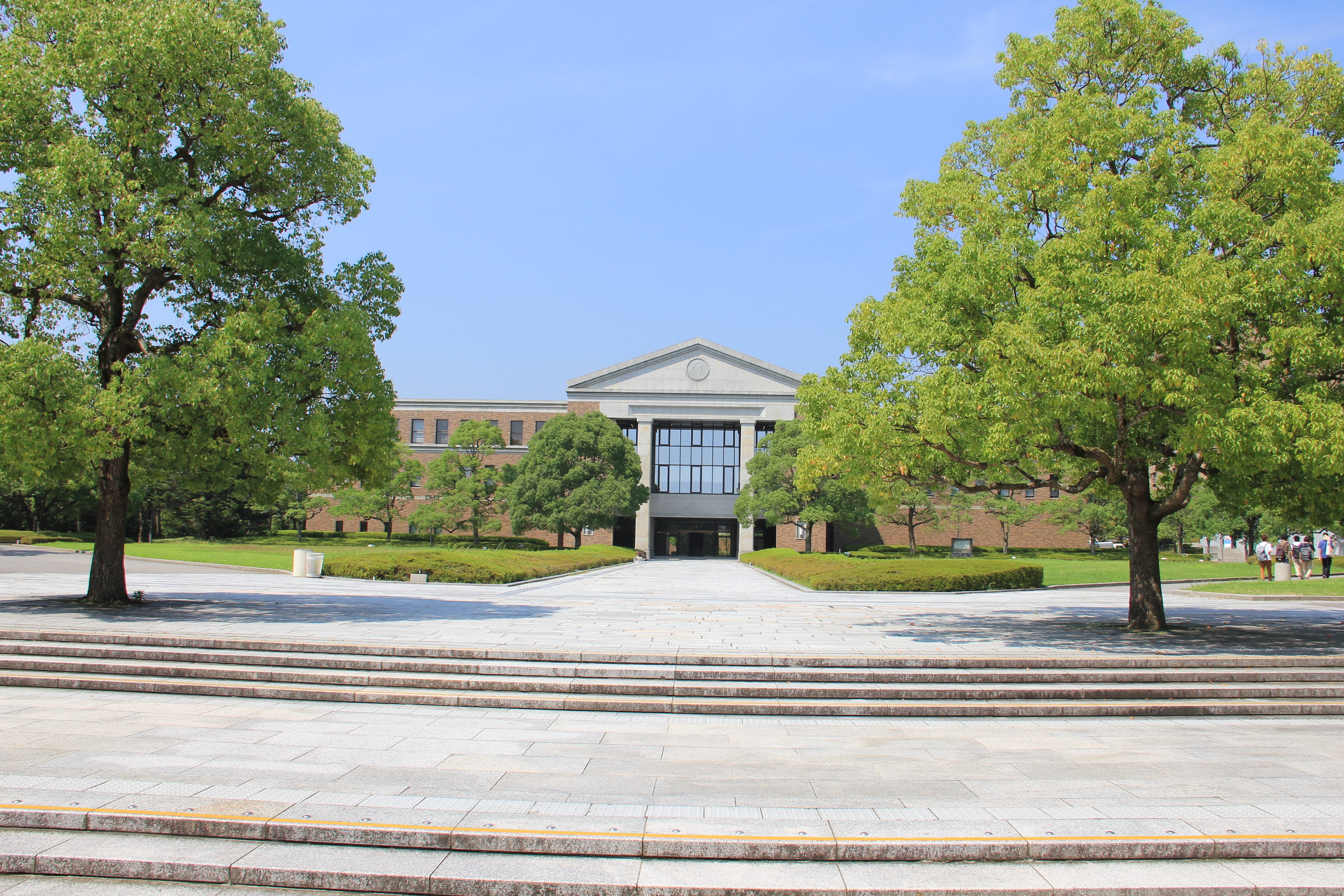 同志社大学の図書館の外観写真